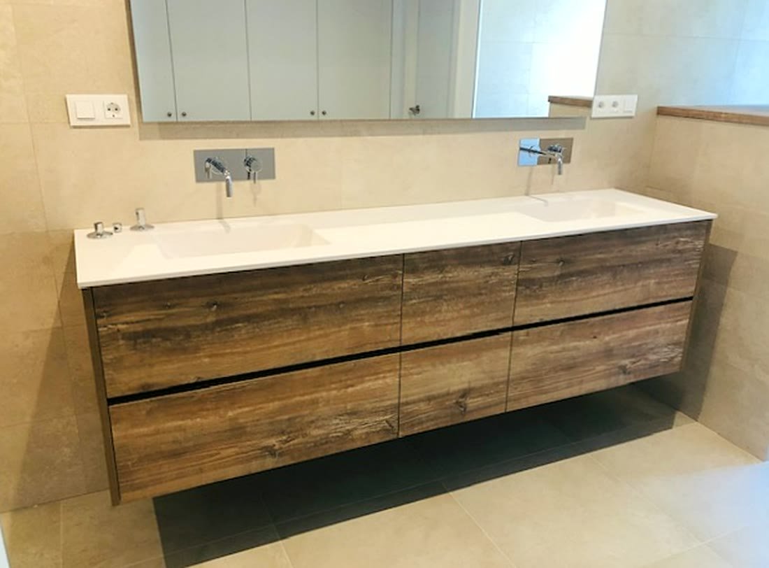 Mueble de baño de madera con doble lavabo y grifería empotrada